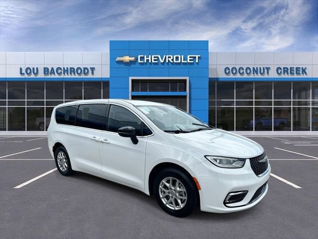 2024 Chrysler Pacifica — side profile view