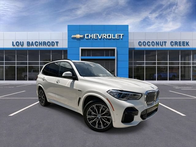 2022 BMW X5 xDrive45e in Mineral White M — front three-quarter view